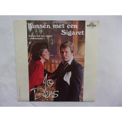 Jo Dens - Kussen met een sigaret