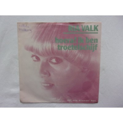 Ria Valk - Hoera ik ben troetelschijf