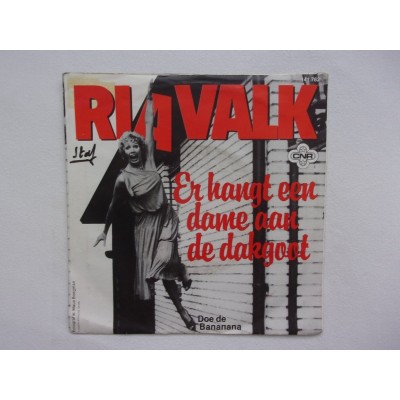 Ria Valk - Er hangt een dame aan de dakgoot